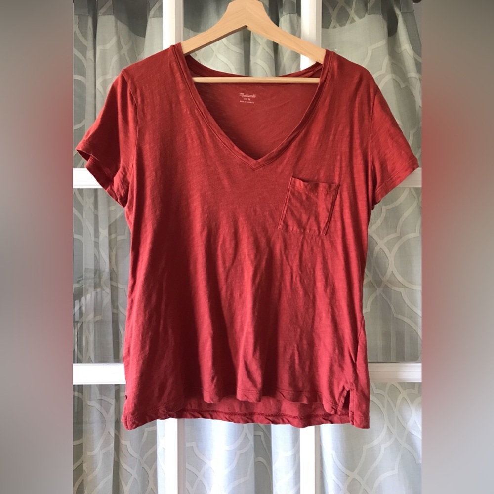 Madewell size M rust red t-shirt in cotton with chest pocket, v-neck. EUC